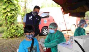 Tinjau Vaksin Keliling di Kebagusan Jakarta Selatan, Gubernur Anies Ajak Warga Daftar Vaksinasi Melalui Aplikasi JAKI