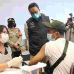 Tinjau Serbuan Vaksinasi di JIExpo Kemayoran, Gubernur Anies Ajak Warga DKI Jakarta Ambil Peran Aktif dan Daftar Lewat Aplikasi JAKI