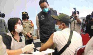 Tinjau Serbuan Vaksinasi di JIExpo Kemayoran, Gubernur Anies Ajak Warga DKI Jakarta Ambil Peran Aktif dan Daftar Lewat Aplikasi JAKI