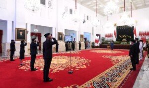 Presiden Jokowi Anugerahkan Bintang Bhayangkara Nararya Bagi Tiga Personel Polri