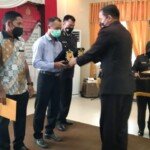 Kapolres Melawi Berikan Penghargaan Kepada Masyarakat dan Personel yang Berprestasi