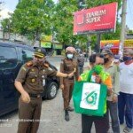 Hari Bakti Adhyaksa ke-61, Ratusan Tukang Becak di Tulungagung Ketiban Rejeki Sembako