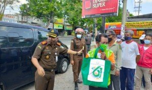 Hari Bakti Adhyaksa ke-61, Ratusan Tukang Becak di Tulungagung Ketiban Rejeki Sembako