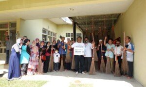 YBM PLN UIW S2JB Bagikan 1000 Sapu Lidi ke Penyandang Tuna Netra