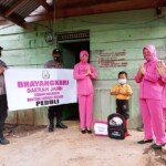 Ketua Bhayangkari Lembah Masurai Serahkan Bantuan ke Pelajar Kurang Mampu
