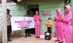 Ketua Bhayangkari Lembah Masurai Serahkan Bantuan ke Pelajar Kurang Mampu