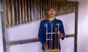 Lestarikan Budaya Sunda, Seorang Pria di Ciamis Bawa Angklung Mendunia