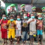 Satgas Yonif 512 Ajari Anak-Anak Berkreasi dan Ajak Patuhi Prokes di Perbatasan Papua