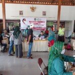 Polsek Sumbergempol Pantau Pelaksanaan Vaksinasi di Desa Doroampel Tulungagung