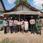 Sinergitas TNI-Polri Bagikan Paket Sembako, Kasat Lantas Polres Tulungagung: Tetap Patuhi Protokoler Kesehatan