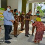 Kejari Tulungagung Bagikan 130 Paket Sembako