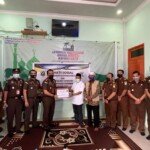 Rangkaian Hari Bhakti Adhyaksa, Kejari Kapuas Hulu Beri Bantuan Yatim Piatu dan Masyarakat Sekitar