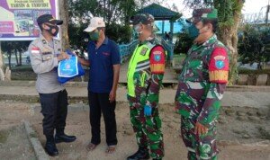 Bantu Masyarakat Terdampak PPKM, TNI dan Polri Kapuas Hulu Bagikan Paket Sembako