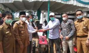 Bupati Tanah Datar Serahkan Bantuan Tani Dari Hasil Janji Kampanye
