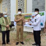 Serahkan Bantuan Hewan Kurban, Wabup Kapuas Hulu Ingatkan Protokol Kesehatan