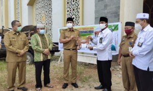 Serahkan Bantuan Hewan Kurban, Wabup Kapuas Hulu Ingatkan Protokol Kesehatan