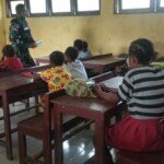 Tingkatkan Semangat Belajar, Satgas Yonif 512/QY Berikan Motivasi Untuk Anak di Perbatasan Papua