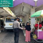 Ingatkan Prokes, Satuan Samapta Polres Ciamis Bagikan Masker Gratis