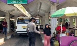 Ingatkan Prokes, Satuan Samapta Polres Ciamis Bagikan Masker Gratis