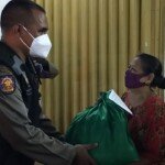 Satpol-PP Blitar Turut Beli Dagangan PKL Saat Berikan Himbauan Jam Malam