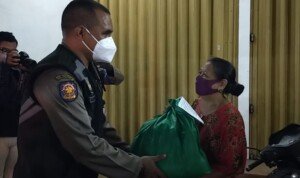 Satpol-PP Blitar Turut Beli Dagangan PKL Saat Berikan Himbauan Jam Malam