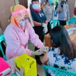 Polres Fakfak Lakukan Vaksin Massal dan Baksos di Dua Tempat