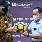 PTBA Berikan Bantuan Sarana Olahraga Bola Kaki Sebanyak 488 Bola