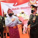 Kenakan Pakaian Adat, Herman Deru Hadiri Puncak HUT Bhayangkara ke 75