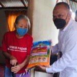 PPKM Diperpanjang, Polda dan Polrestabes Palembang Bagikan Beras ke Warga Pinggiran Sungai Musi