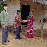 Tak Biasa, Panitia Bagikan Daging Kurban Door to door dengan Besek Bambu