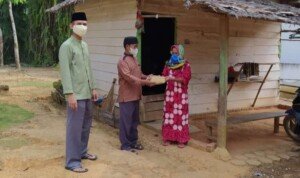 Tak Biasa, Panitia Bagikan Daging Kurban Door to door dengan Besek Bambu