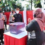 Tinjau PPKM Darurat di Bandung, Kapolri Sebar Seribu Paket Sembako untuk Warga Terdampak