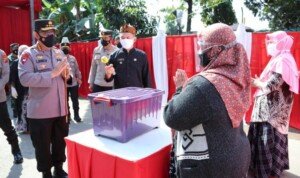 Tinjau PPKM Darurat di Bandung, Kapolri Sebar Seribu Paket Sembako untuk Warga Terdampak