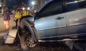Pajero Sport Nganar Tabrak Tiang LRT dan Penjual Pempek Keliling
