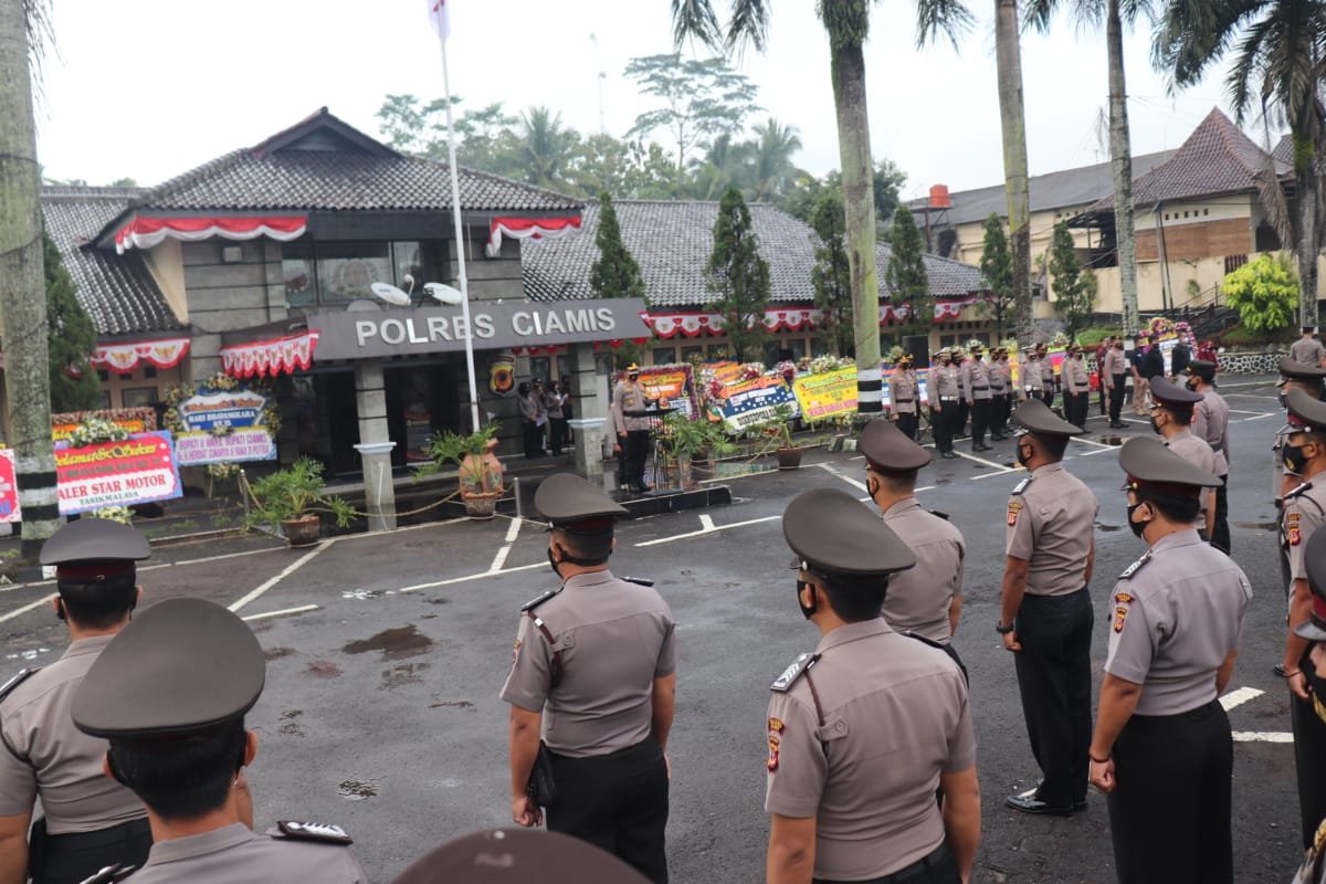 Upacara kenaikan pangkat 57 orang personel Polres Ciamis Jawa Barat (Jabar) (Alvine / Mattanews.co)