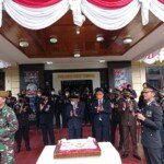 Bupati Enos Beri Hadiah untuk Polres OKUT di HUT Bhayangkara