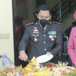 Syukuran Hut Bhayangkara Ke 75, Polres Karawang Potong Nasi Tumpeng