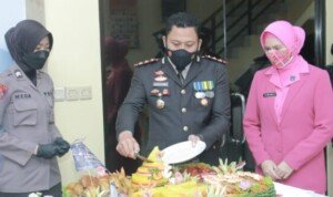 Syukuran Hut Bhayangkara Ke 75, Polres Karawang Potong Nasi Tumpeng