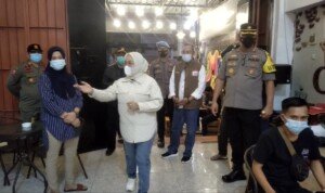 Pimpin Operasi Yustisi, Bupati Mamuju Berikan Edukasi Humanis Kepada Pemilik Cafe dan Restauran
