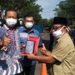 Usai Aksi, Massa SCW Berikan Plakat ke Kejati Sumsel