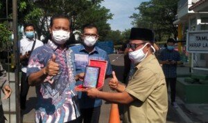 Usai Aksi, Massa SCW Berikan Plakat ke Kejati Sumsel