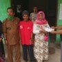 Irawansyah anggota DPRD OKI dari Partai Hanura menyerahkan bantuan kepada korban kebakaran di Desa Awal Terusan Kecamatan SP Padang OKI Sumsel (Rachmat Sutjipto / Mattanews.co)