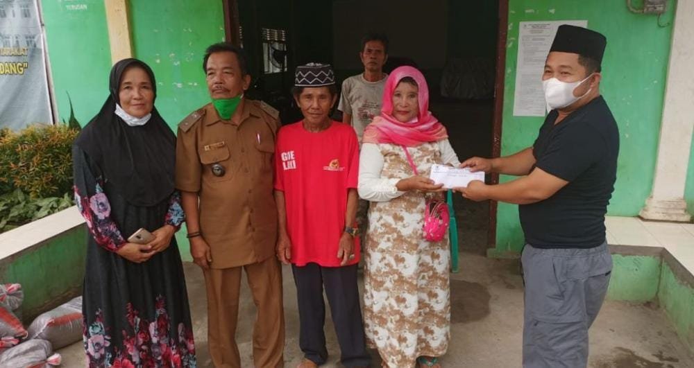 Irawansyah anggota DPRD OKI dari Partai Hanura menyerahkan bantuan kepada korban kebakaran di Desa Awal Terusan Kecamatan SP Padang OKI Sumsel (Rachmat Sutjipto / Mattanews.co)