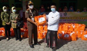 Kejari Blitar Bagikan Ratusan Sembako ke Warga Terdampak Covid-19
