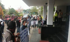 Sikapi PPKM, Puluhan Massa GPOK Desak Pemkot Palembang