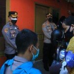 Polres Karawang Keliling Rumah Datangi Langsung Warga untuk Vaksin dan Bagikan Sembako