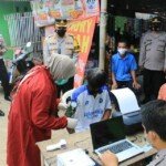 Vaksinasi Secara Door to Door di Kawasan Pemukiman Padat Penduduk