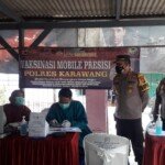 Kapolres Karawang Sasar Daerah Padat Penduduk untuk Bagikan Sembako dan Berikan Vaksinasi