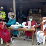 Kapolres Karawang Berikan Bansos dan Vaksin untuk Warga Tanjung Mekar