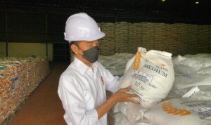 Cek Ketersediaan Pangan Nasional, Presiden Jokowi Tinjau Gudang Bulog di Kelapa Gading Jakut